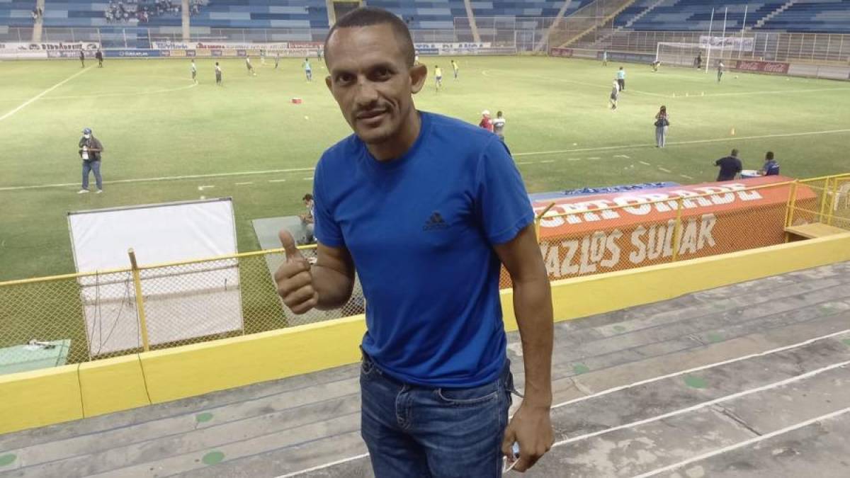A sus 45 años de edad, el delantero hondureño Williams Reyes se resiste al retiro y estaría siendo nuevo jugador del AD Municipal de la Segunda División del fútbol salvadoreño.