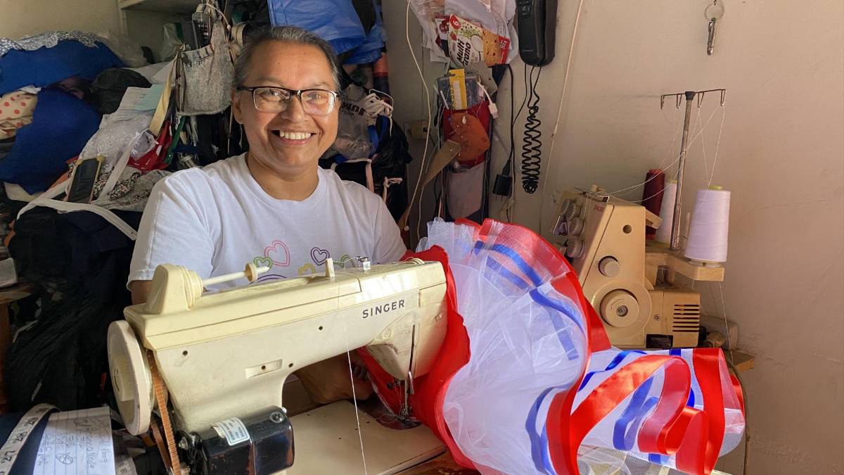 Modista copaneca cumple 25 años vistiendo desfiles patrios