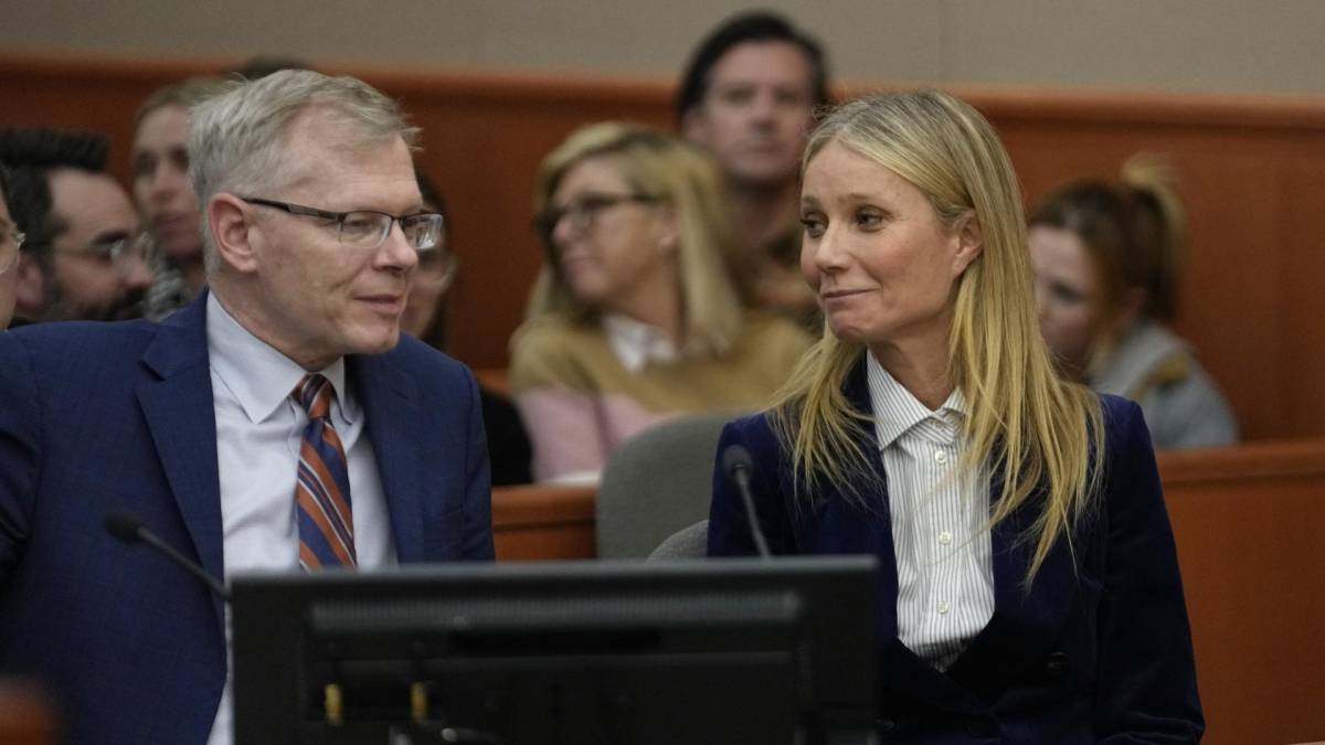 Gwyneth Paltrow y su abogado Stephen Owens sonríen después de la lectura del veredicto en el juicio por un accidente de esquí en 2016.