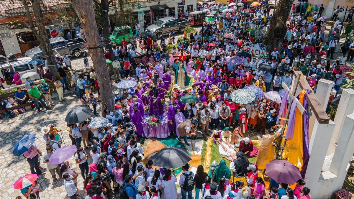 Feligresía católica durante el viacrucis en Gracias, Lempira.