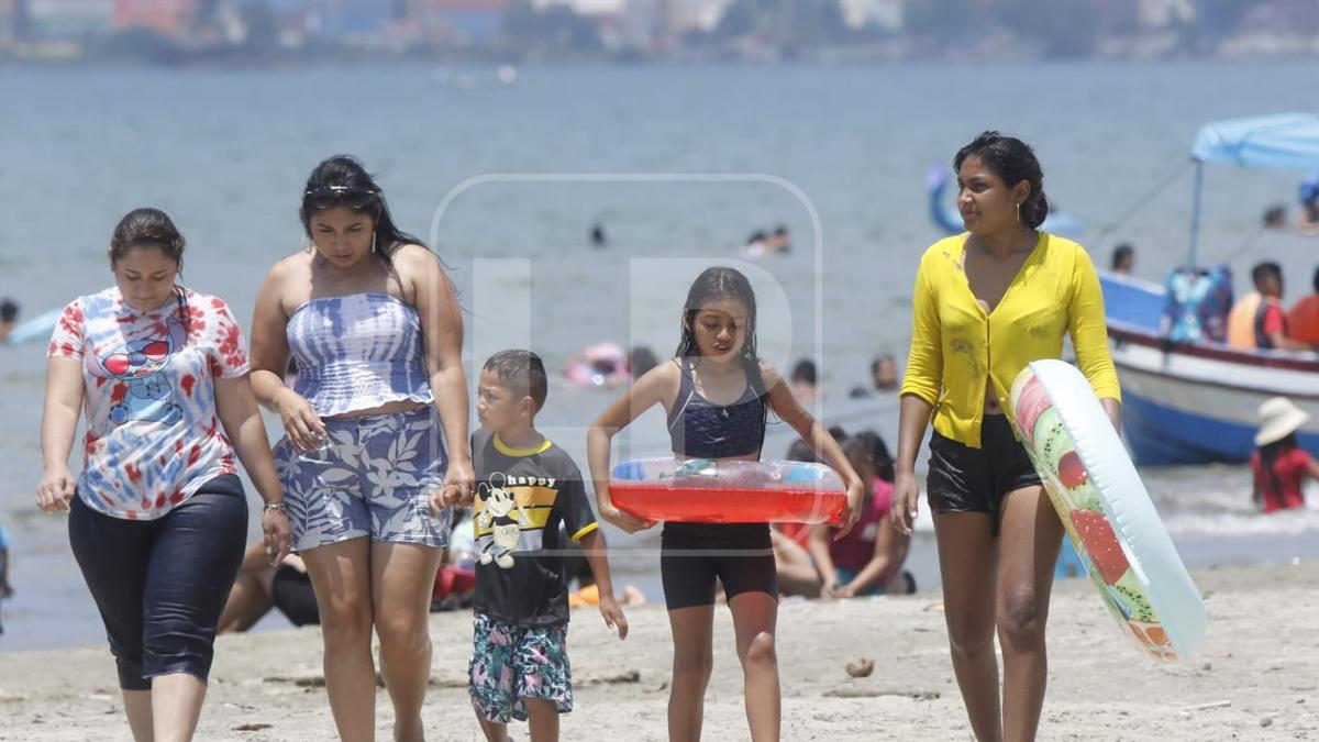 Hondureños aprovechan altas temperaturas para veranear en playas de Omoa y Puerto Cortés