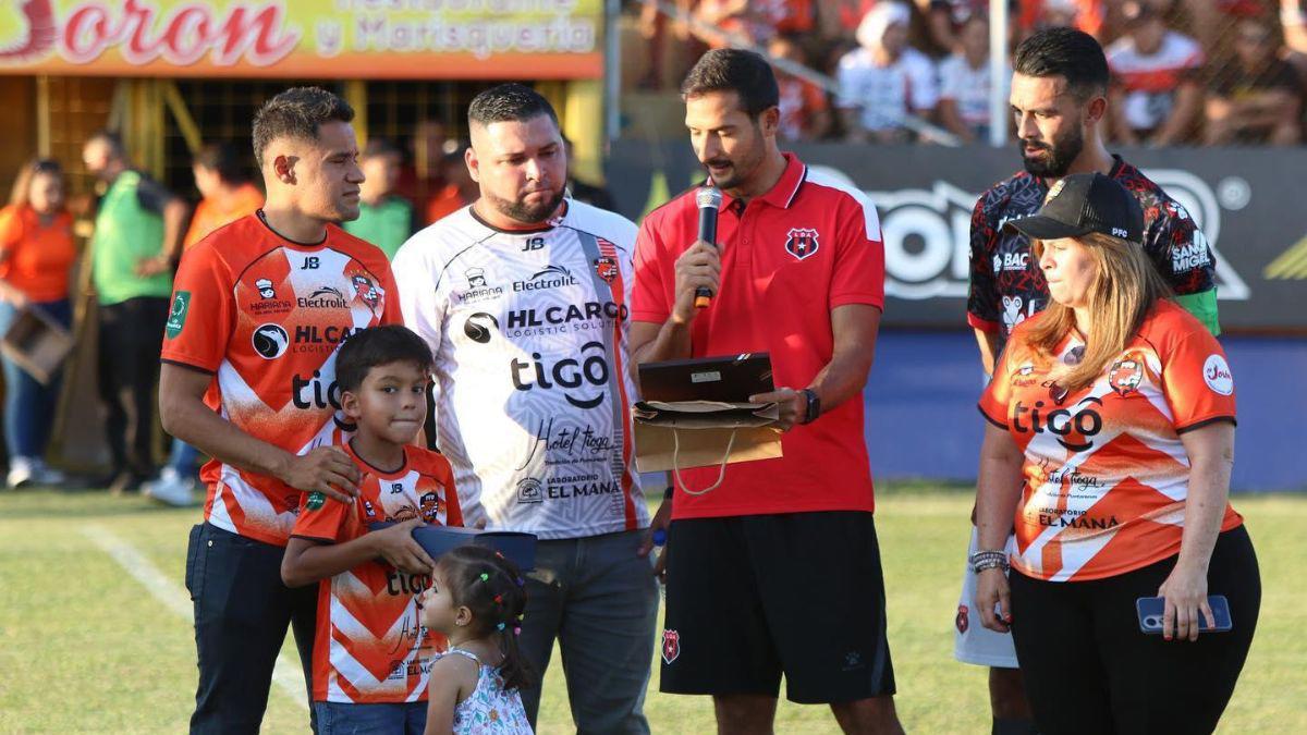 Antes de iniciar el partido, Roger Rojas recibió un reconocimiento por haber jugado en los clubes de Costa Rica: Alajuelense, Cartaginés y Sporting FC antes de fichar para Puntarenas FC.