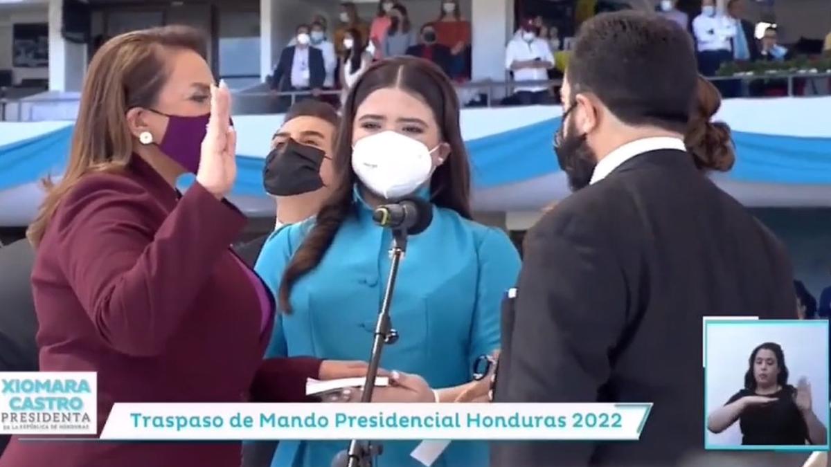 Castro juró hacia las 12:05 del mediodía ante la jueza Karla Rivera en una ceremonia en el Estadio Nacional, de Tegucigalpa, entre el aplauso de miles de sus compatriotas e invitados especiales de varios países.