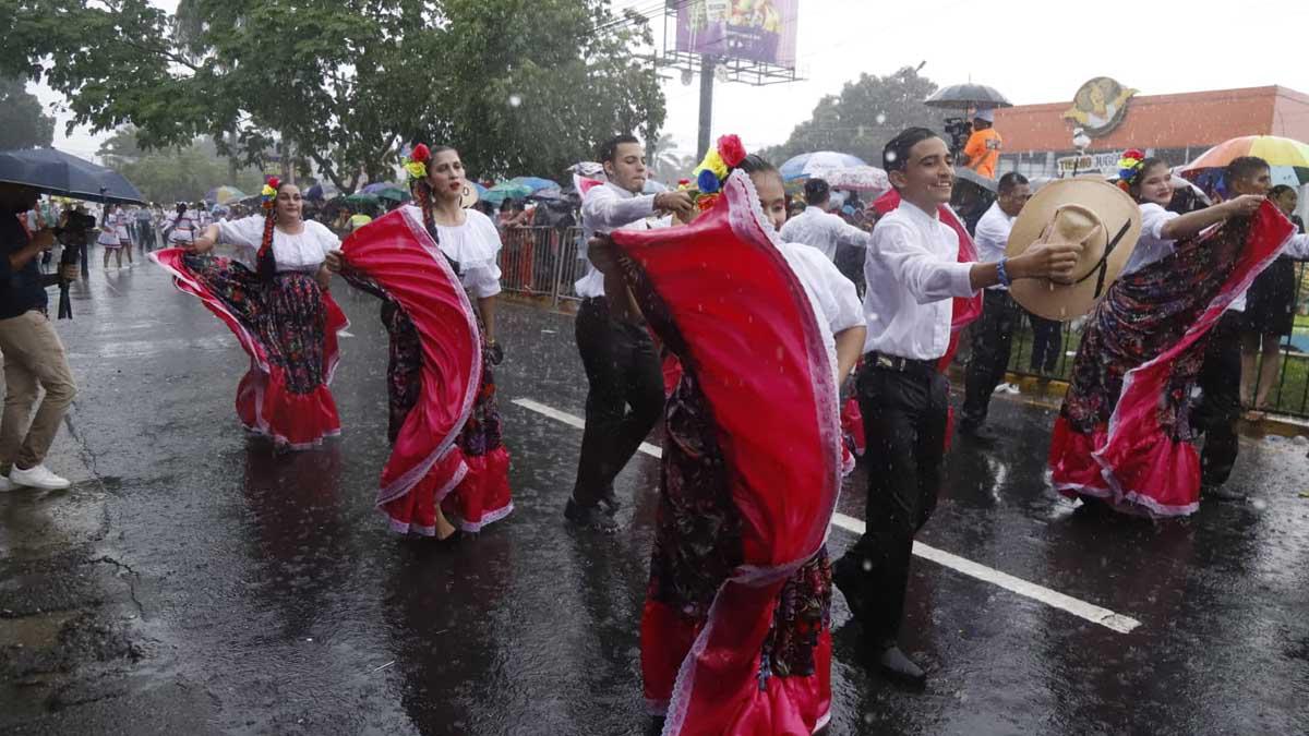 ¡Imparable! Lluvia sorprendió a sampedranos en el desfile de carrozas