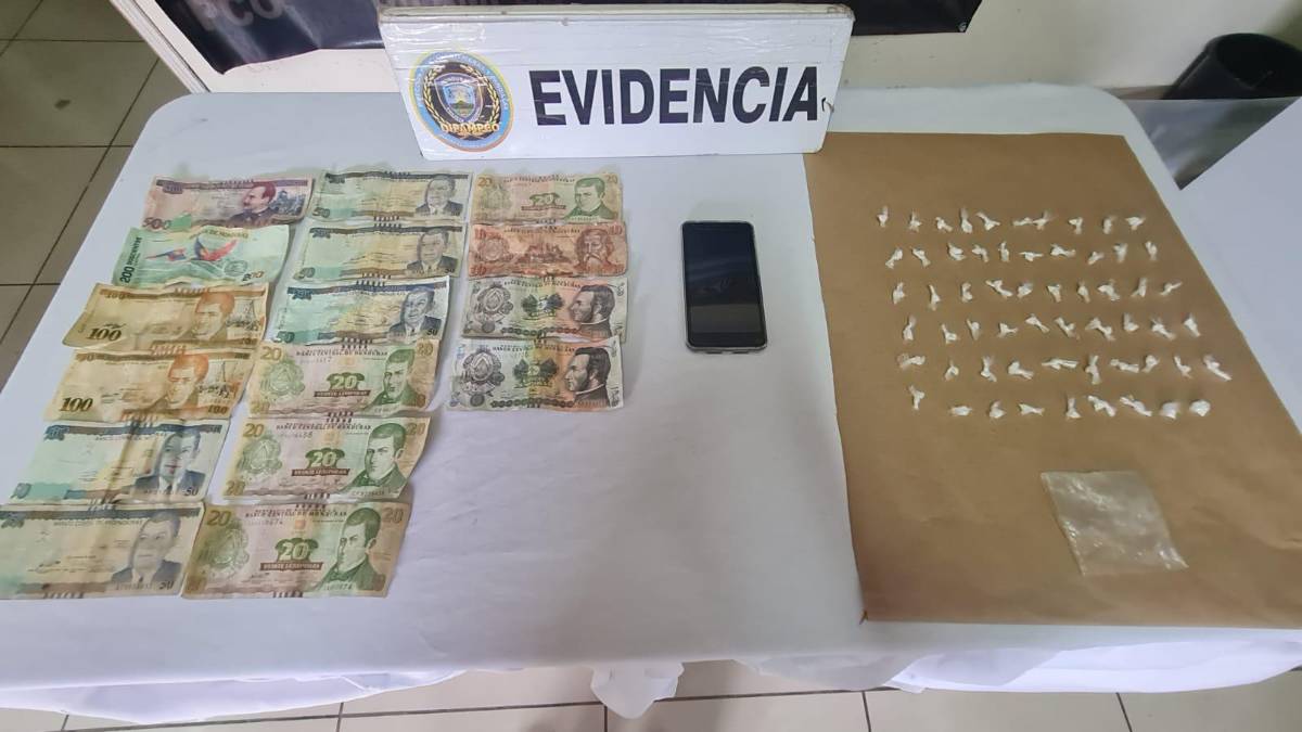 Dinero y presunta droga decomisada a “doña Tina”.