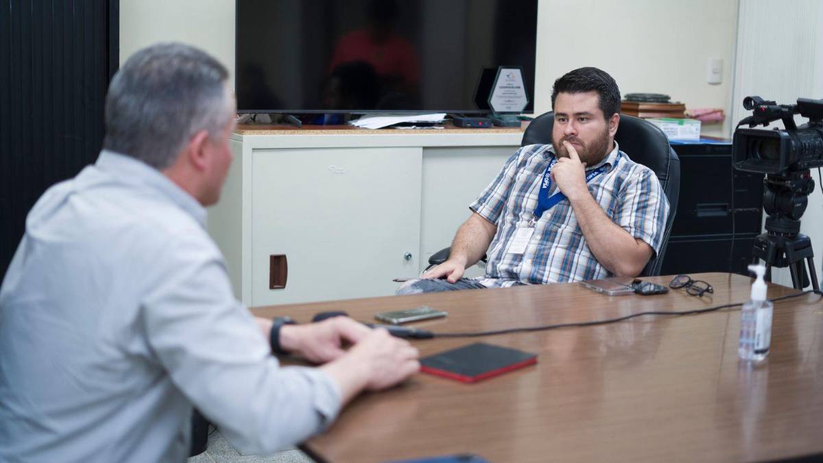 Elías Burbara en la entrevista junto a nuestro periodista, Gustavo Roca.