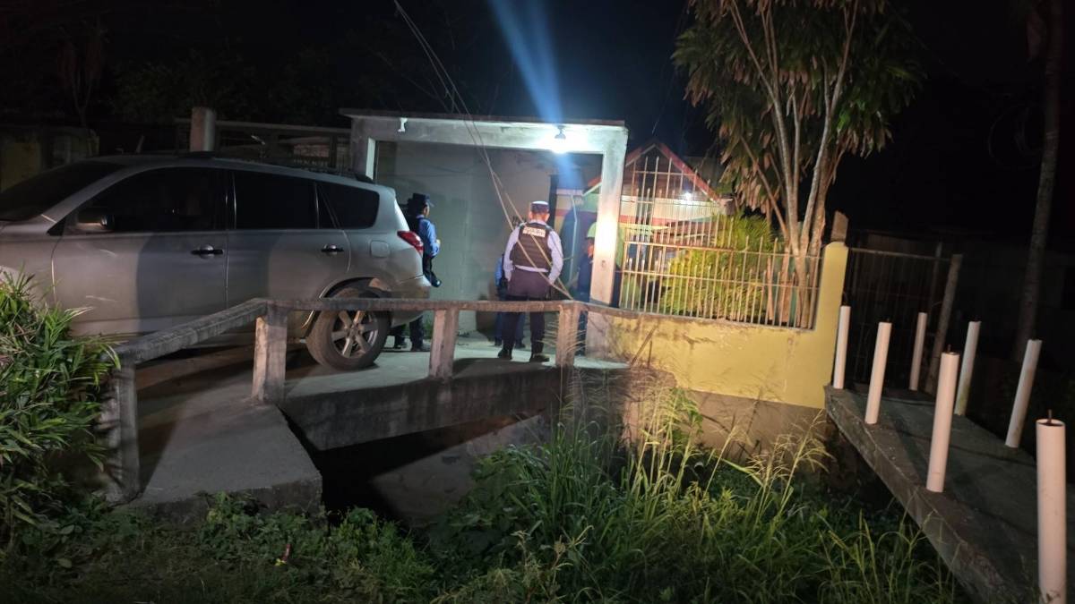 Mata a padrastro que lo crió desde los cuatro años; madre y hermano resultan heridos