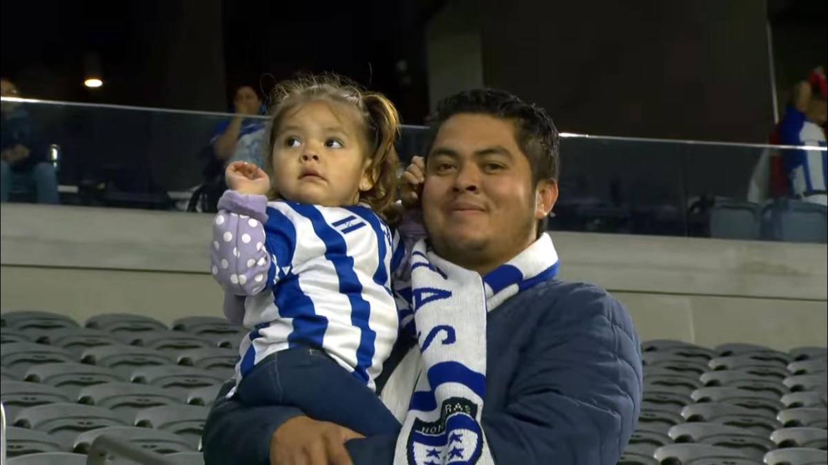 Un padre catracho feliz en el estadio viendo a su Selección Nacional.