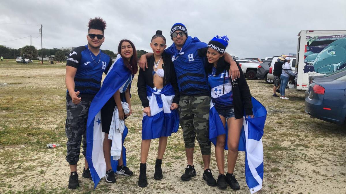 Aficionados hondureños han llegado para disfrutar de su amada selección.