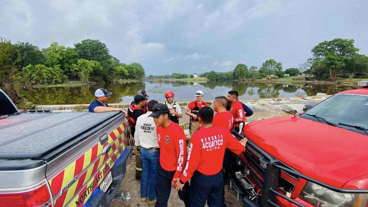 Rescatistas mexicanos ayudan en el corazón del desastre en Texas