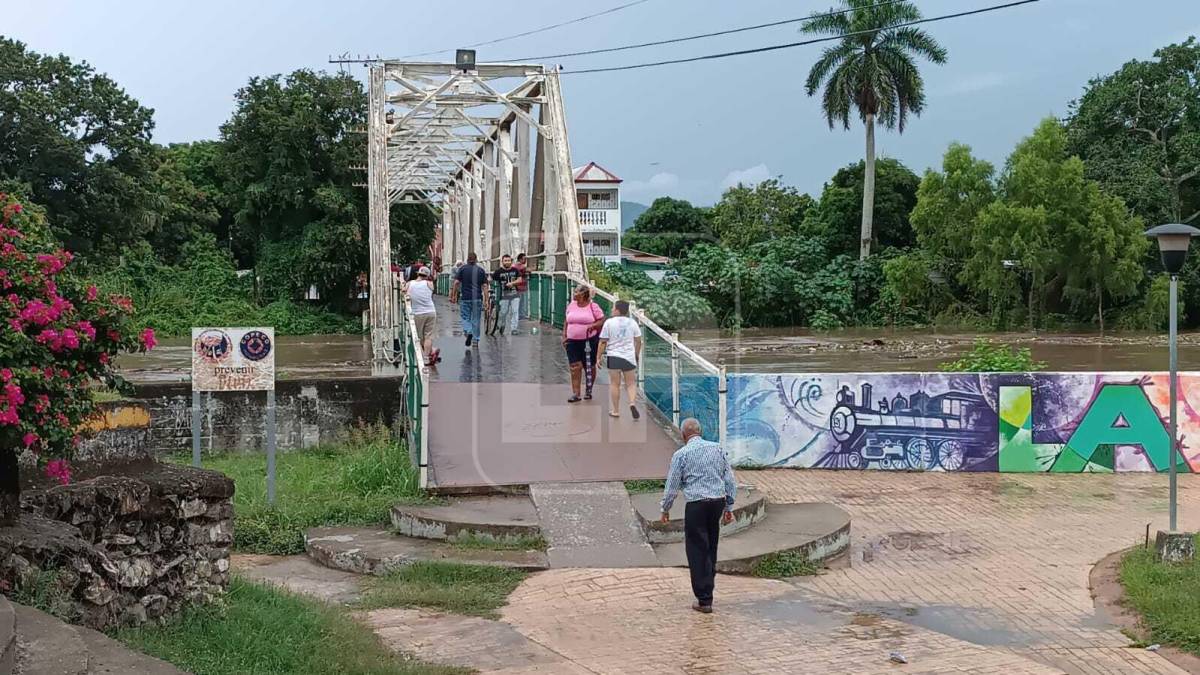 Pobladores se mantienen en alerta por el nivel del río, al tiempo que recuerdan los daños dejados por las tormentas Eta y Iota en 2020. 