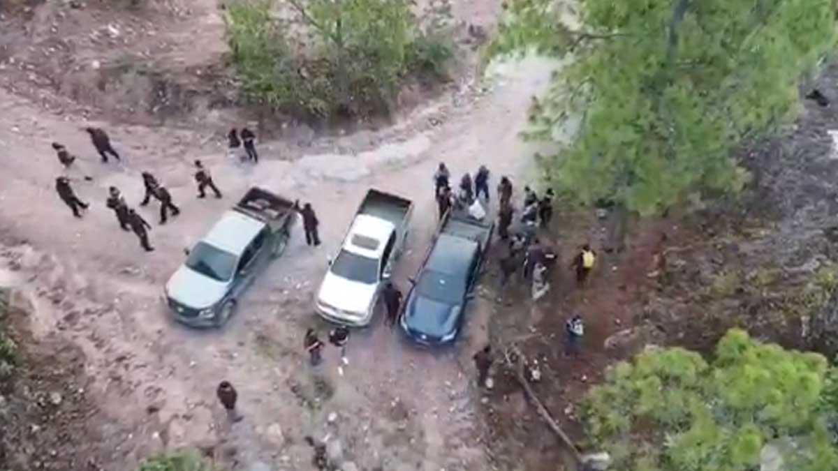  La Policía coordina con el personal del Instituto Nacional de Migración y representantes de la Policía Nacional Civil de El Salvador la entrega formal de los extranjeros.