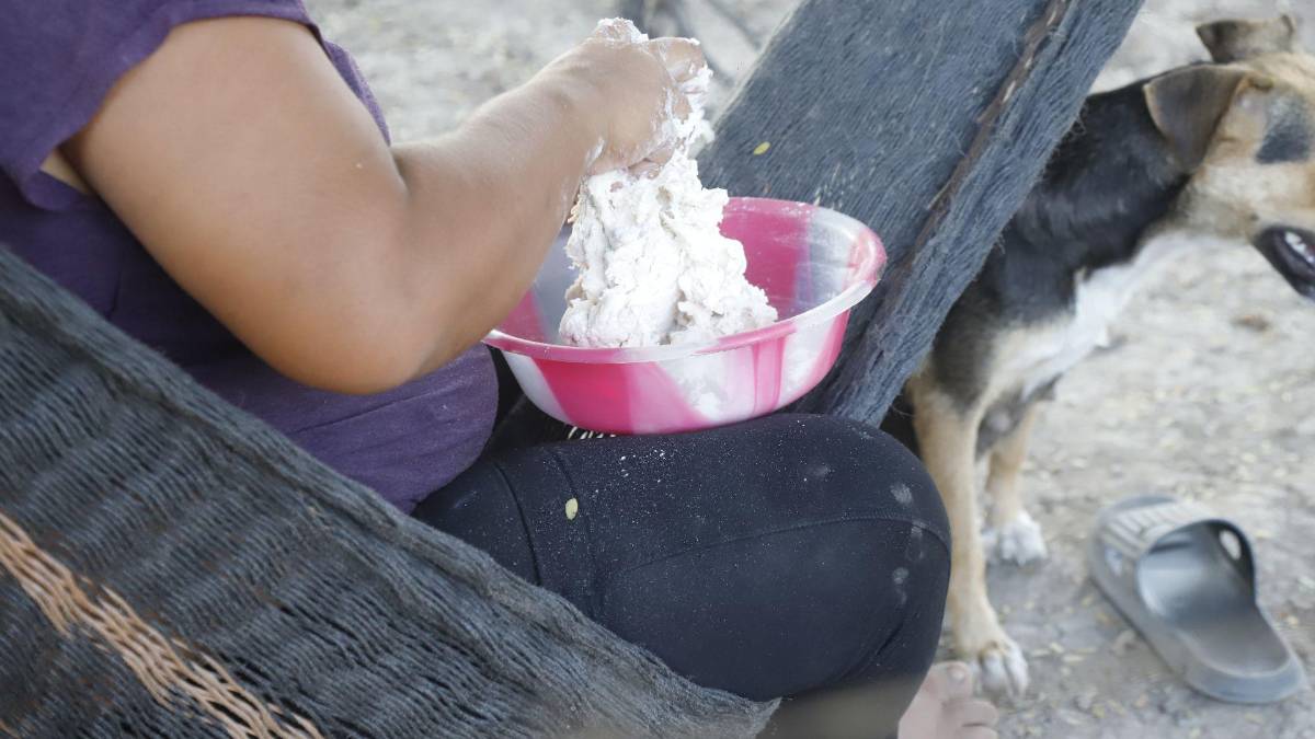 Nos damos aire con pedazos de cartón: Hondureños sin acceso a energía
