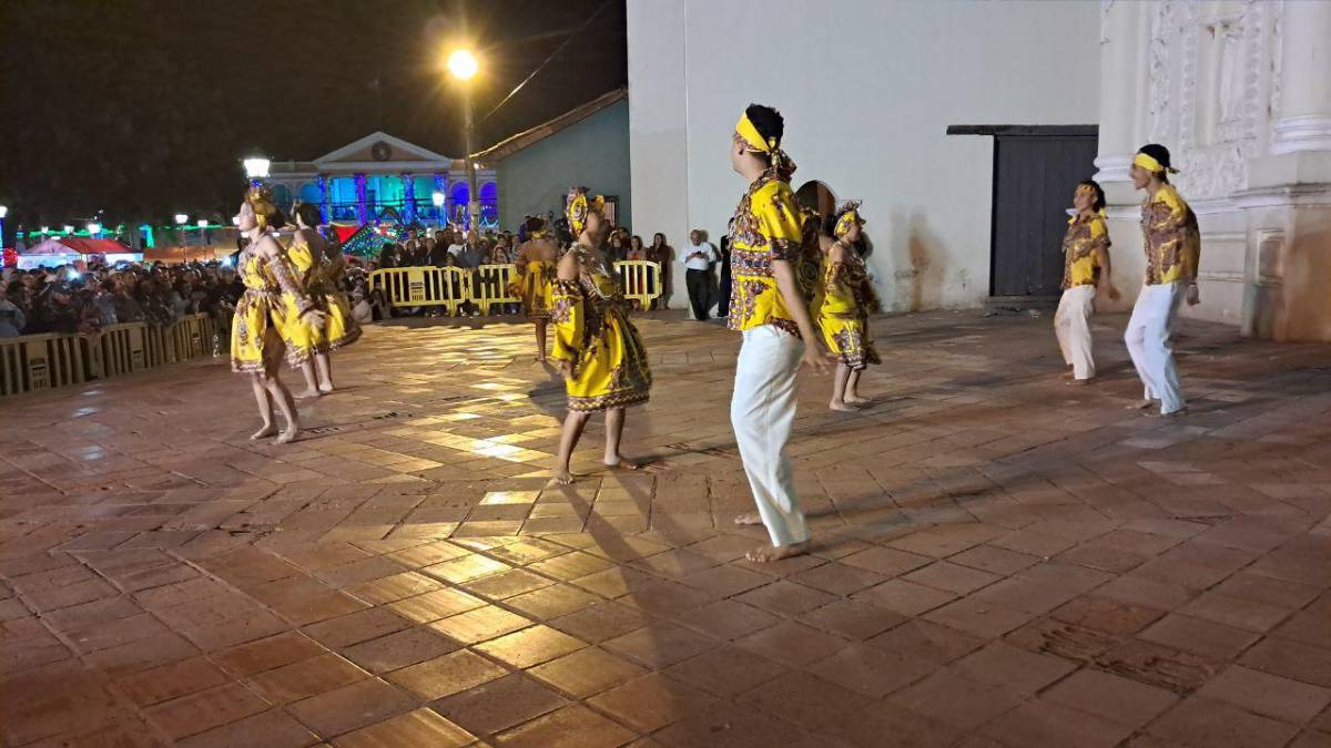 Con danzas, globos y fuegos artificiales, así recibió Comayagua el 2026