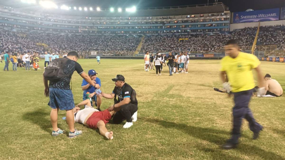 El ambiente era de desconcierto en los alrededores del estadio donde predominaba el intenso ulular de las sirenas de ambulancias, constató la AFP.