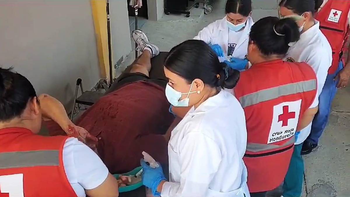 Personal de Cruz Roja de La Entrada dio primeros auxilios a los heridos que dejó el incidente vial.