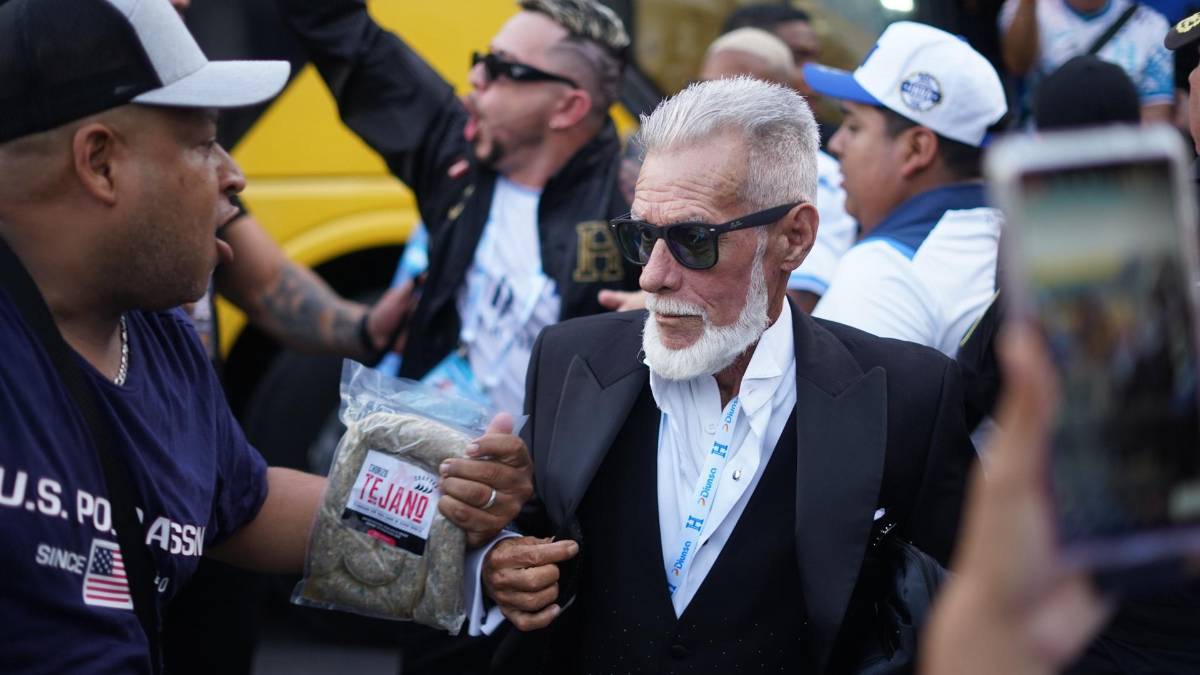 Con saco escarchado llega El Loco de la Selva al estadio Morazán