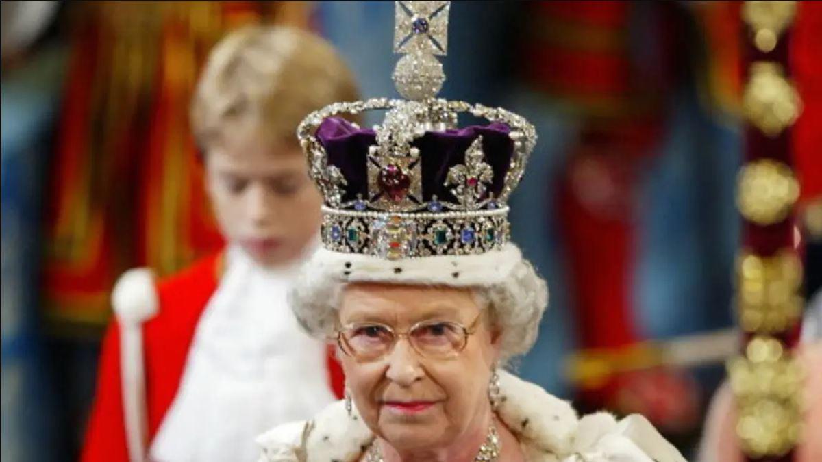 Entre sus funciones estaba la de inaugurar oficialmente la sesión anual del Parlamento en Londres. Ataviada tradicionalmente con la pesada corona imperial y un manto de armiño, Isabel II leía un discurso, que no escribía ella, que exponía la política futura del gobierno.