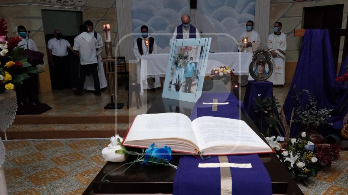 Desconsuelo y dolor en vela del sacerdote asesinado Enrique Vásquez