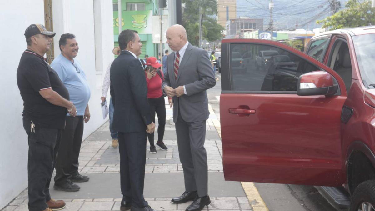 ¡Apareció! Rodolfo Padilla Sunseri llega para ser juramentado como regidor
