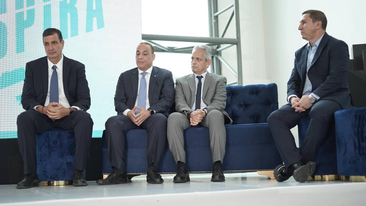 Reinaldo Rueda junto a miembros de la Comisión de Selecciones.