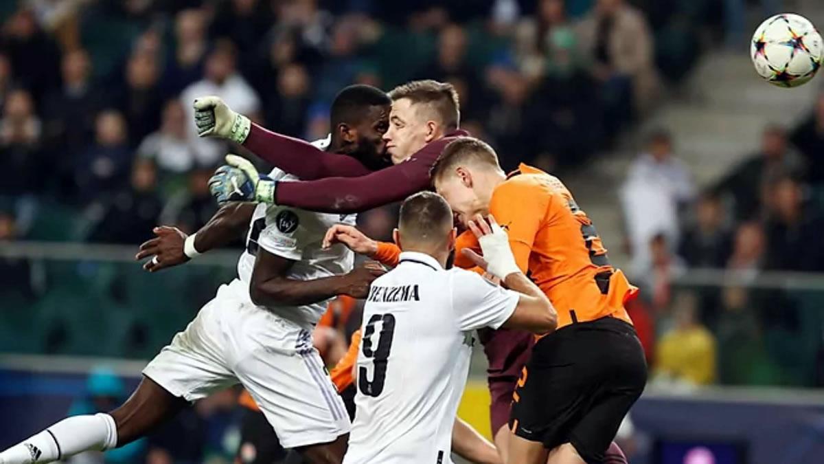 El momento del duro choque de Antonio Rüdiger con Anatolii Trubin.