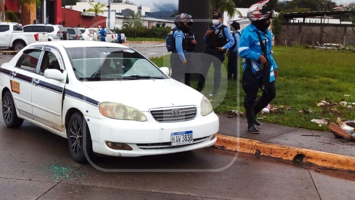 Taxi en el que se conducía la señora como pasajera.