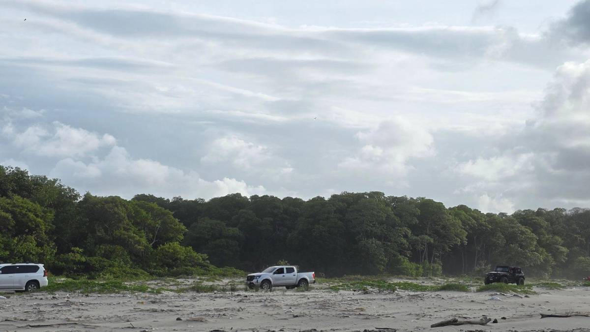 Pesca entre olas en la Miami de Tela: el asombroso ritual entre el mar y la laguna
