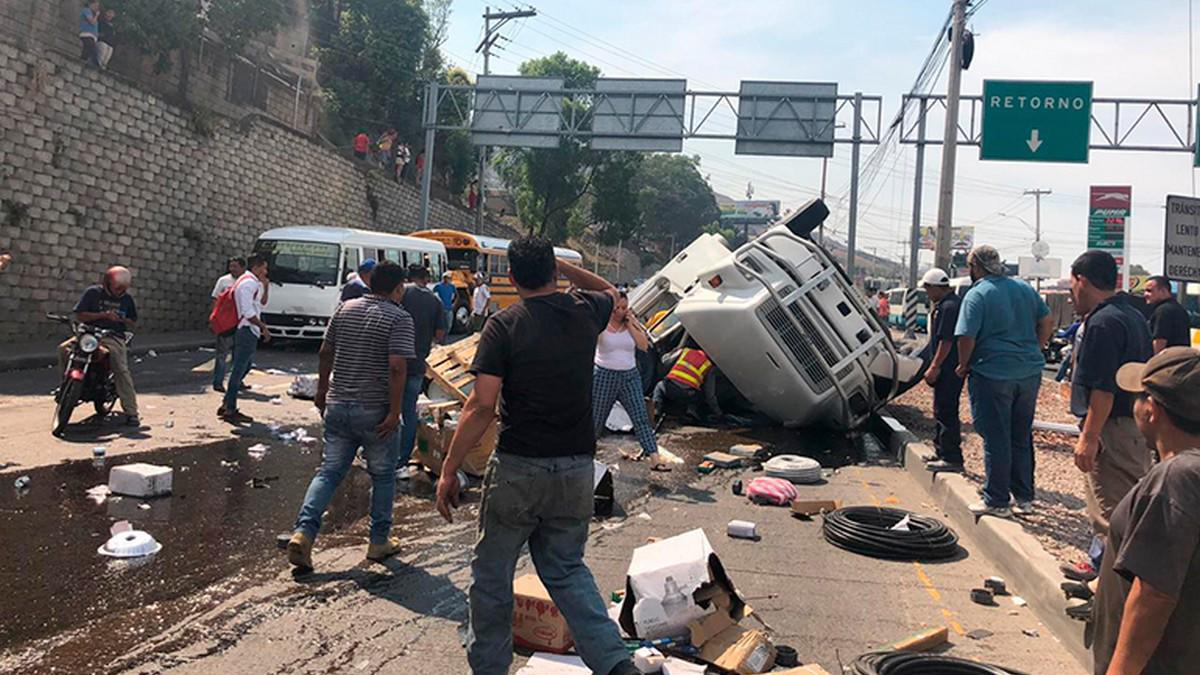 20 vehículos chocados y 2 muertos: fatal recuento en El Carrizal