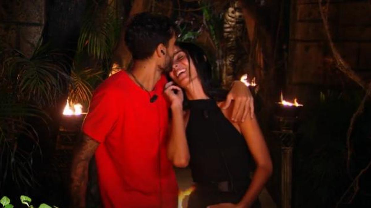 Mario y Claudia se abrazaron luego de saber que ella no está embarazada.