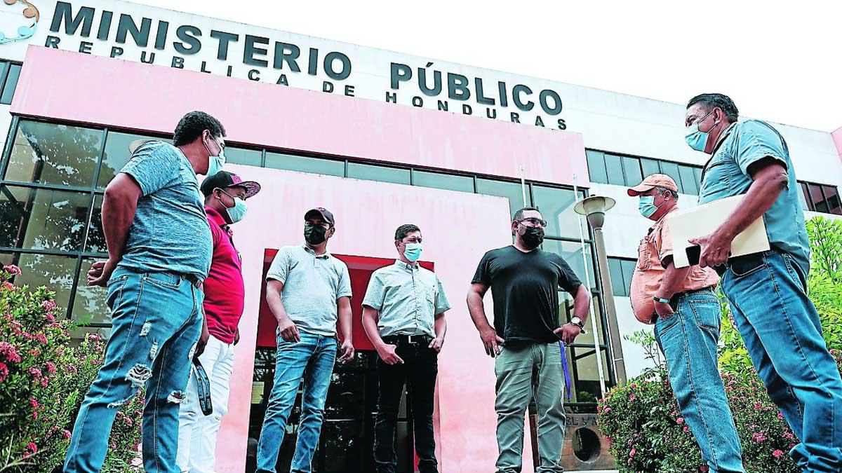 Denuncian al alcalde Roberto Contreras por falta de pago de proyectos de infraestructura