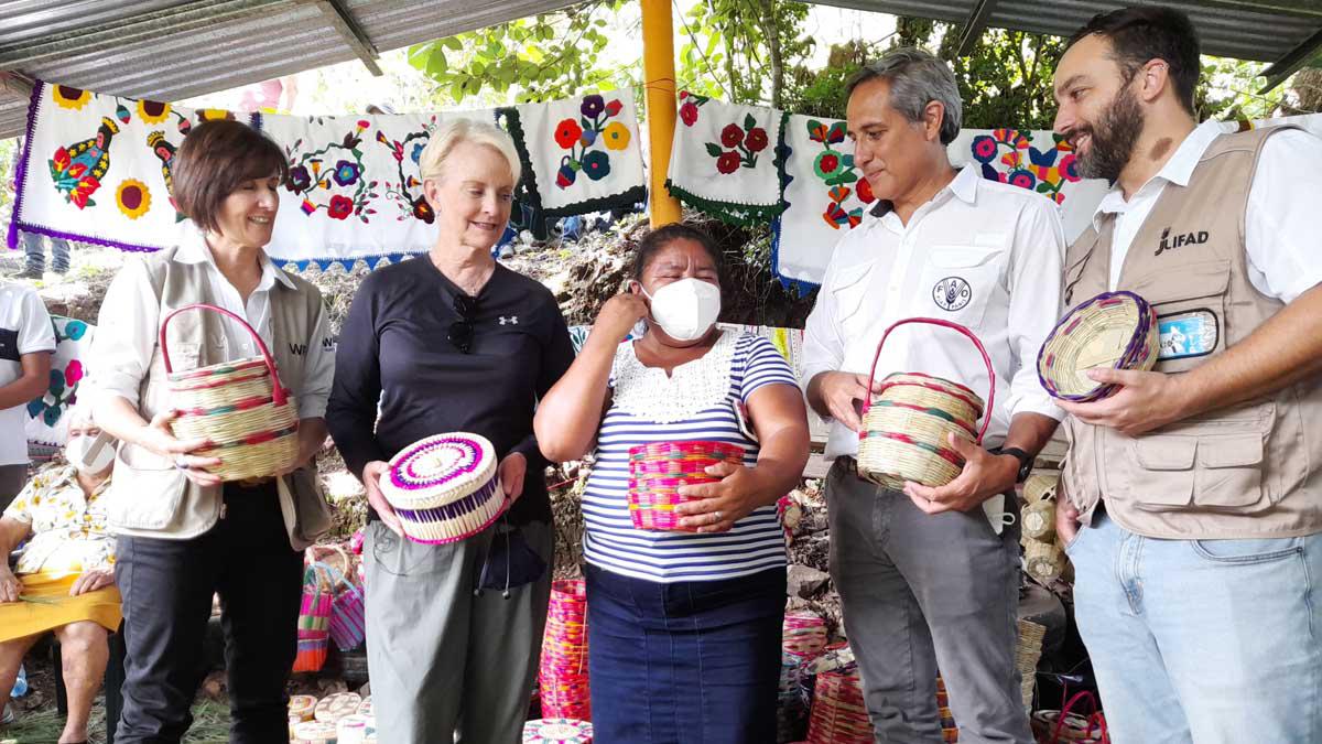 Tania Goosens, directora del PMA (WFP) Guatemala; la embajadora Cindy McCain; Gloria Díaz, líder del grupo de Mujeres Progresistas de Plan del Jocote junto a .