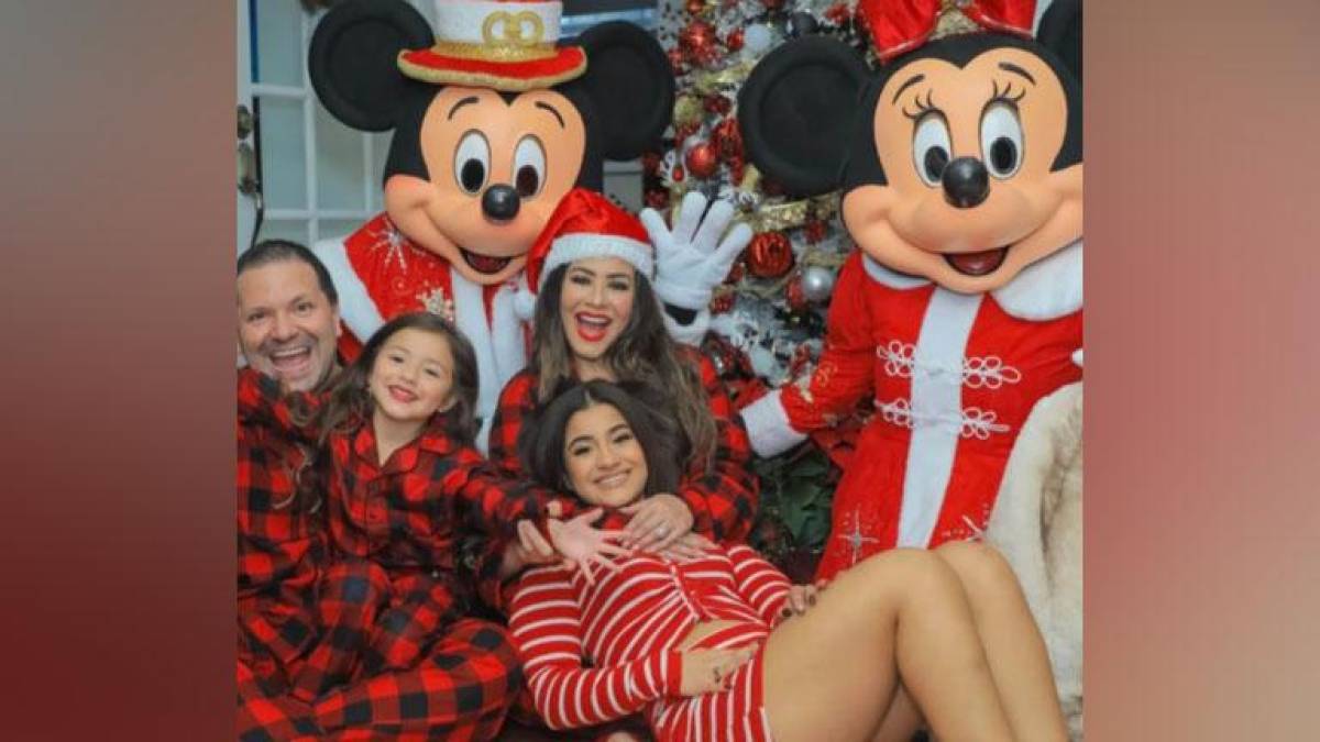 Carolina Sandoval posó junto a sus hijas, su esposo y dos invitados de honor: Mickey y Minnie. 