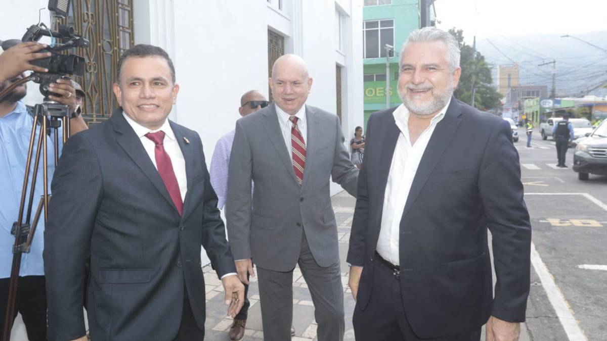 ¡Apareció! Rodolfo Padilla Sunseri llega para ser juramentado como regidor