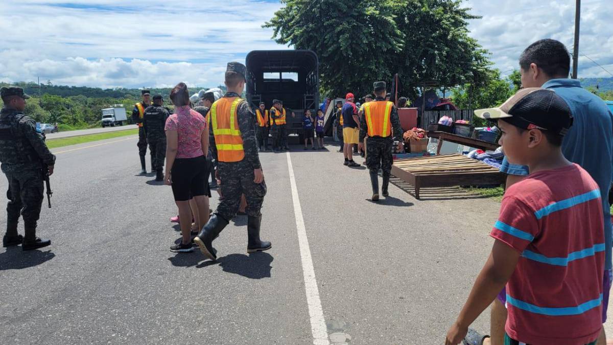 Dramáticas evacuaciones: A orilla de calle se ubican los damnificados en Villanueva