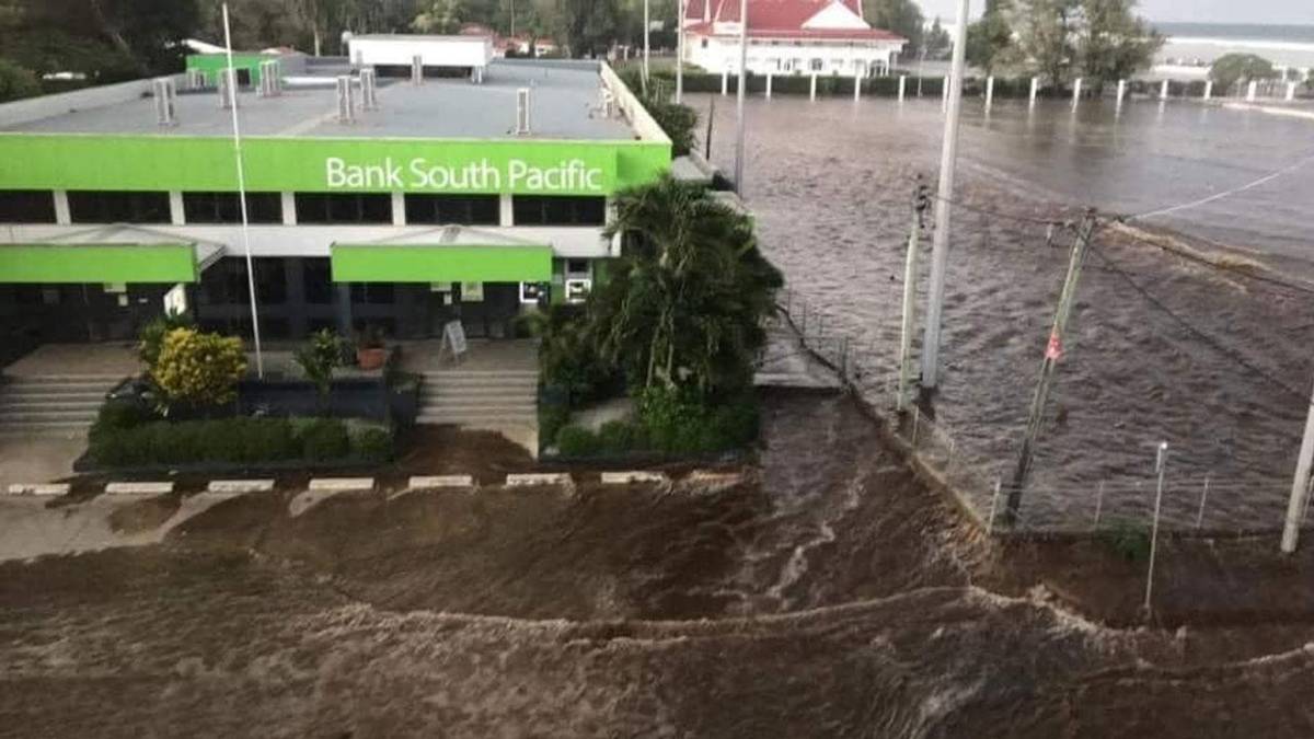 “El tsunami ha tenido un impacto significativo en la banda costera de la parte norte de Nuku’alofa, con barcas y grandes piedras lanzadas a la orilla”, dijo la primera ministra de Nueva Zelanda, Jacinda Ardern, añadiendo que por ahora no había noticias de muertos.