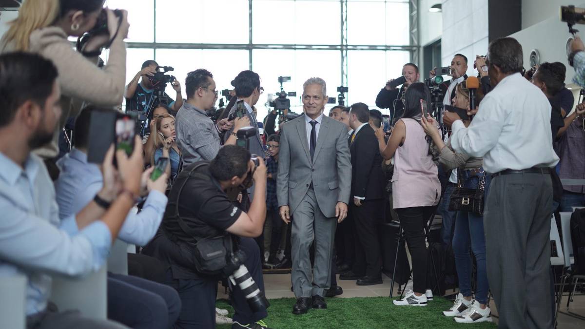Reinaldo Rueda en el momento que ingresaba para su presentación.