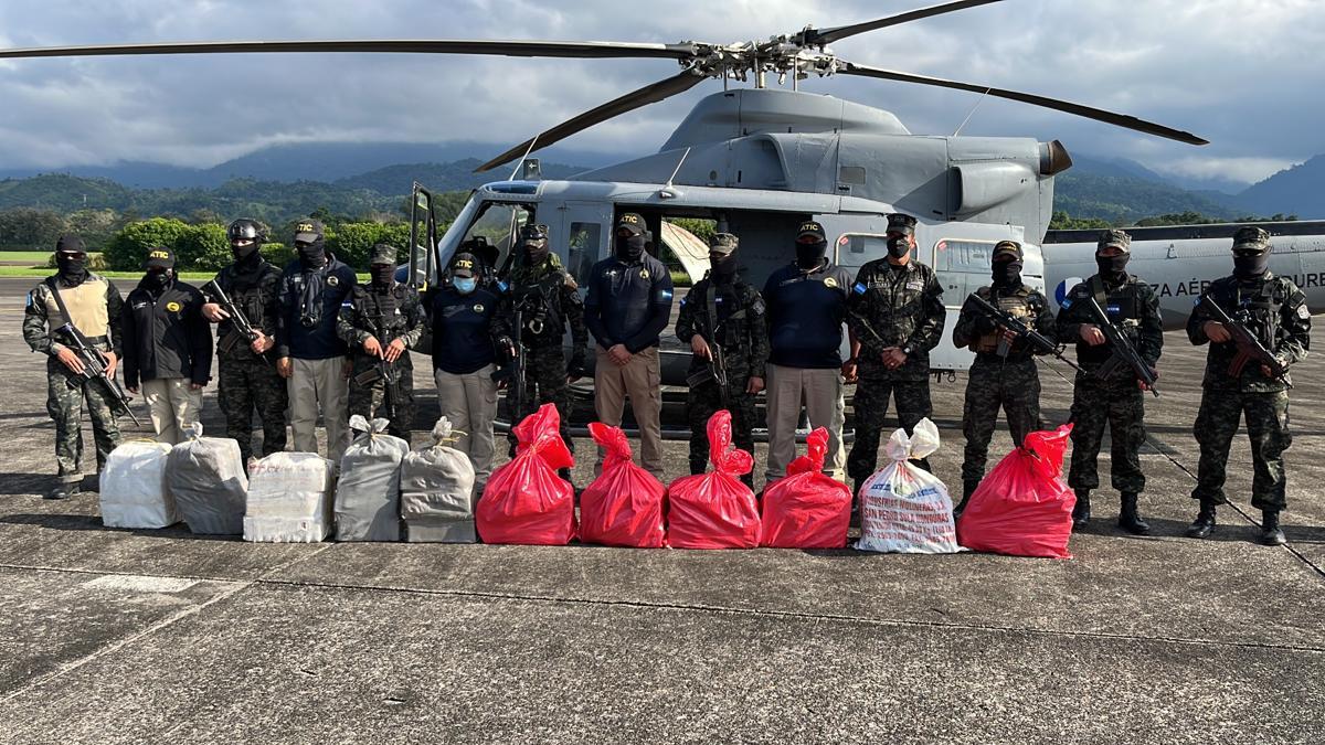Decomisan cargamento de 246 kilos de supuesta cocaína en Atlántida