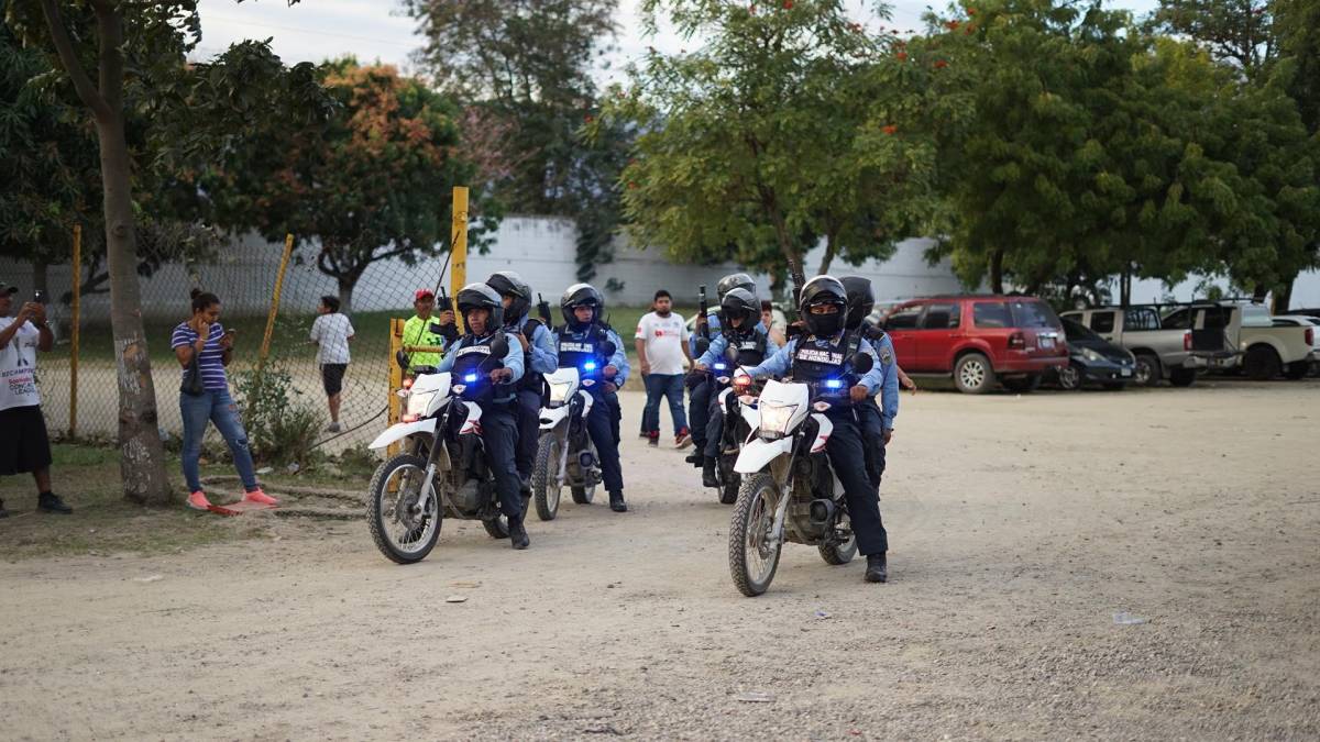 Los efectivos policiales llegaron hora y media antes del juego. La Liga Nacional confirmó fuertes contingencias policial antes, durante y después del derbi sampedrano.