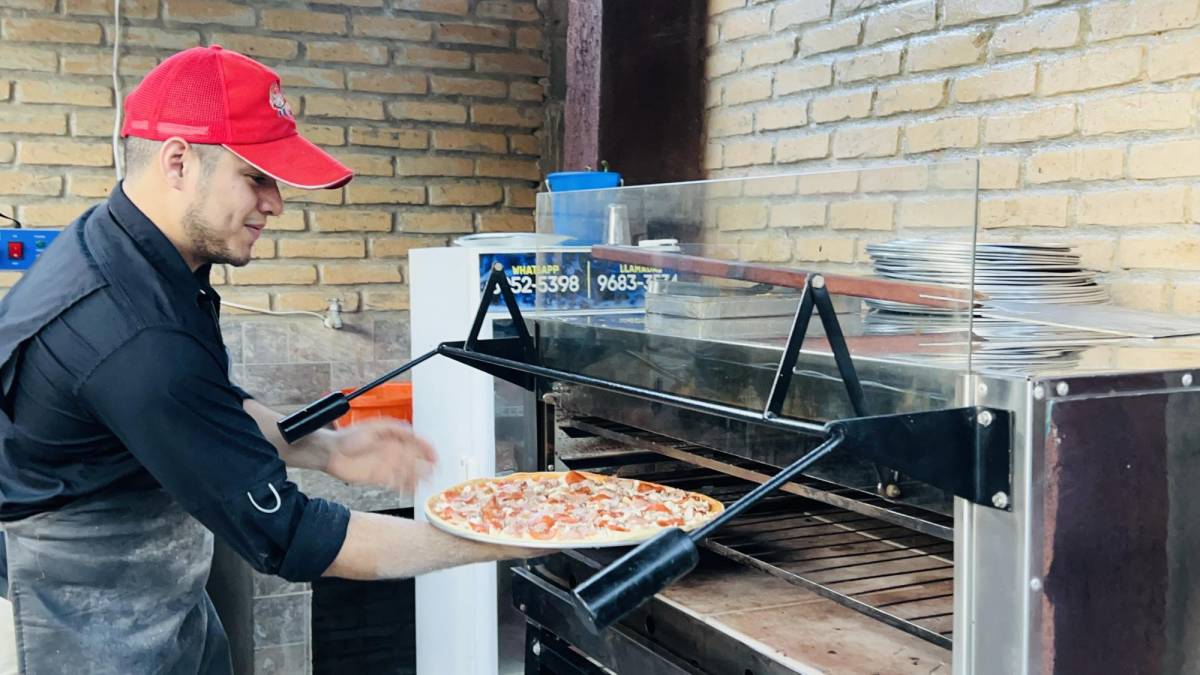 Abraham Talavera utiliza la receta de su familia y prepara las pizzas más ricas en Copán.
