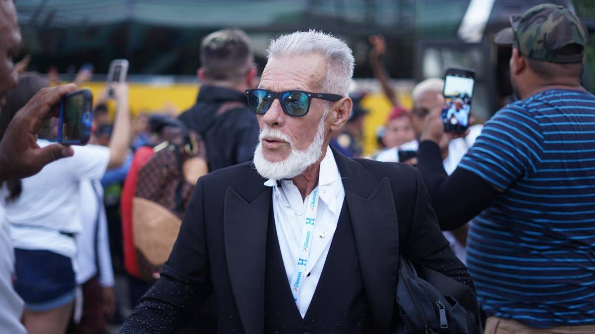 Con saco escarchado llega El Loco de la Selva al estadio Morazán