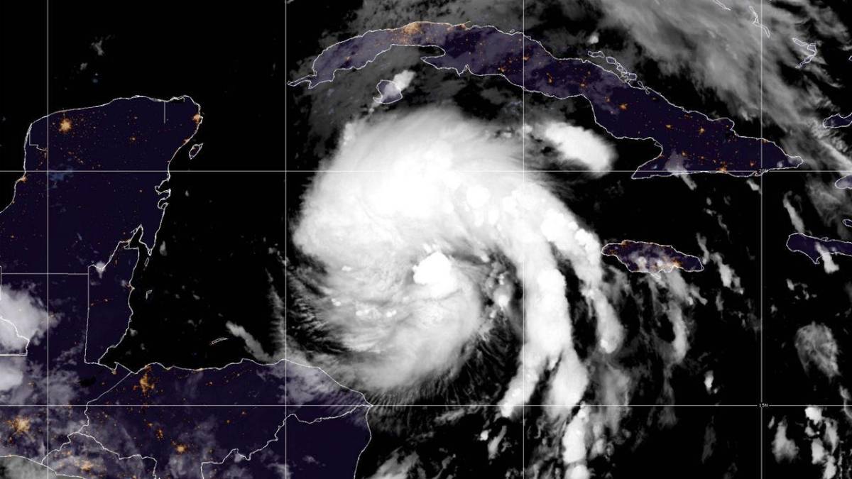 Ian se coinvierte en huracán y amenaza el oeste de Cuba