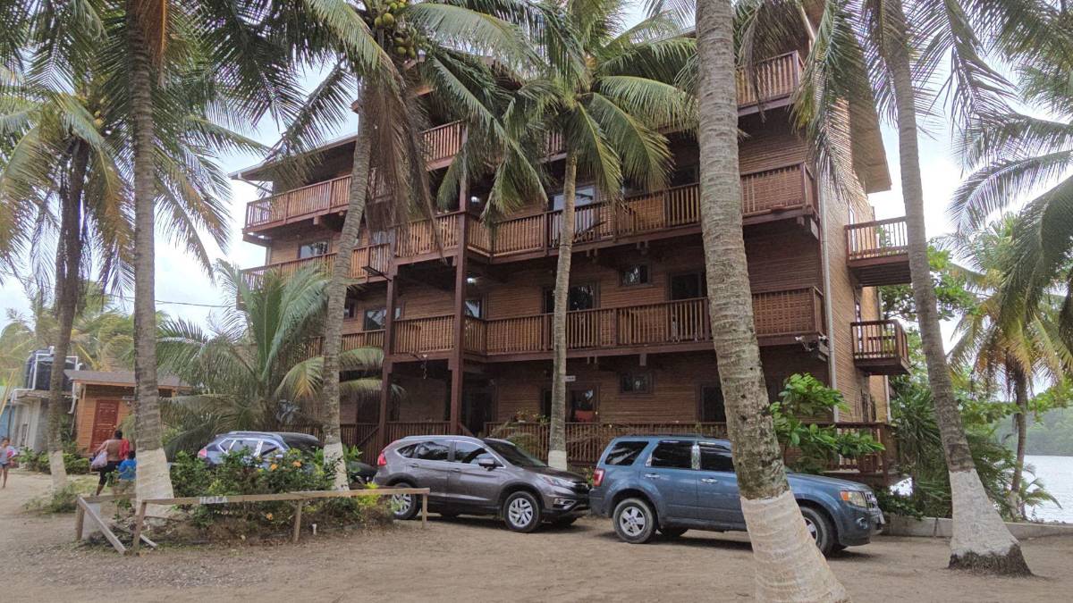 Pesca entre olas en la Miami de Tela: el asombroso ritual entre el mar y la laguna