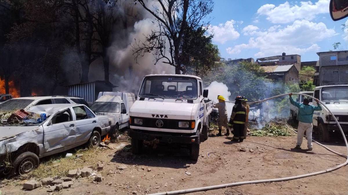 Más de 40 carros decomisados son consumidos por incendio en Tegucigalpa