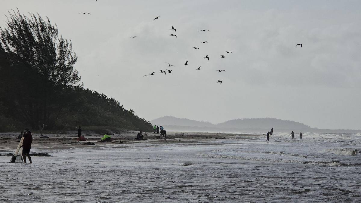 Pesca entre olas en la Miami de Tela: el asombroso ritual entre el mar y la laguna