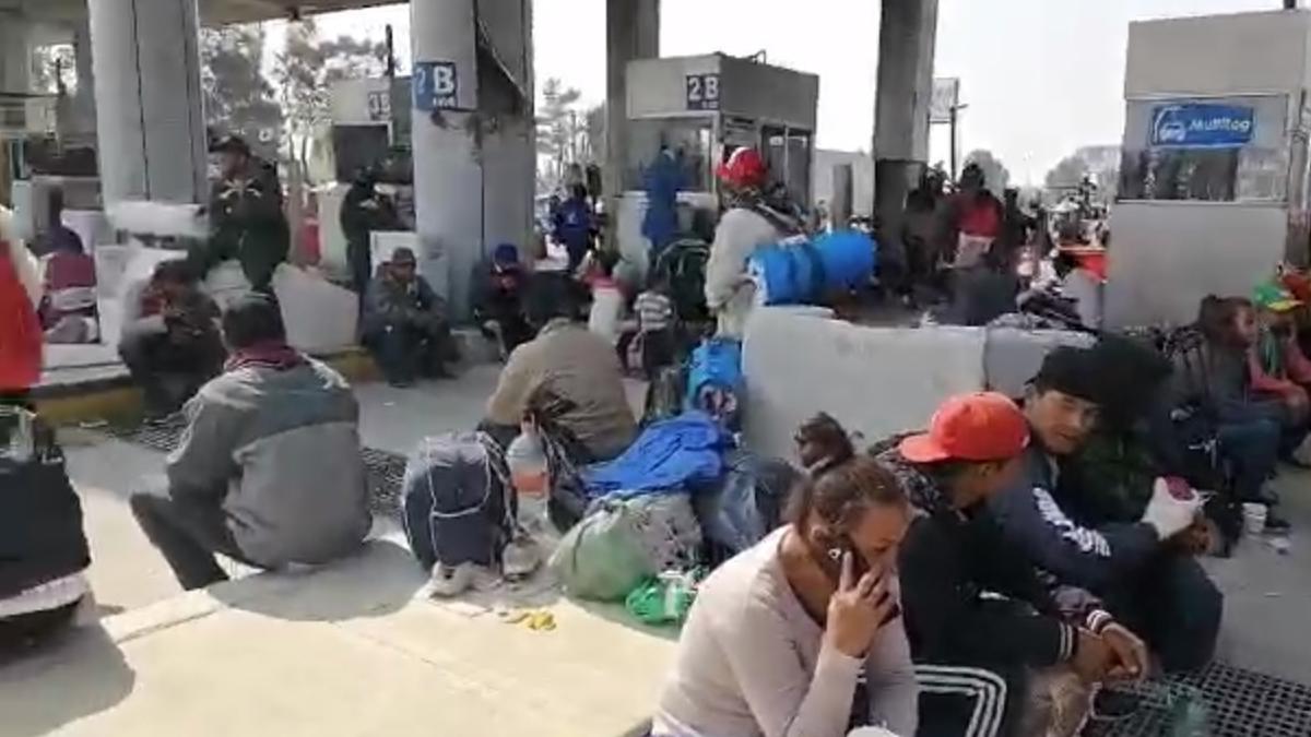 Llega caravana de migrantes a caseta San Marcos en Ixtapaluca