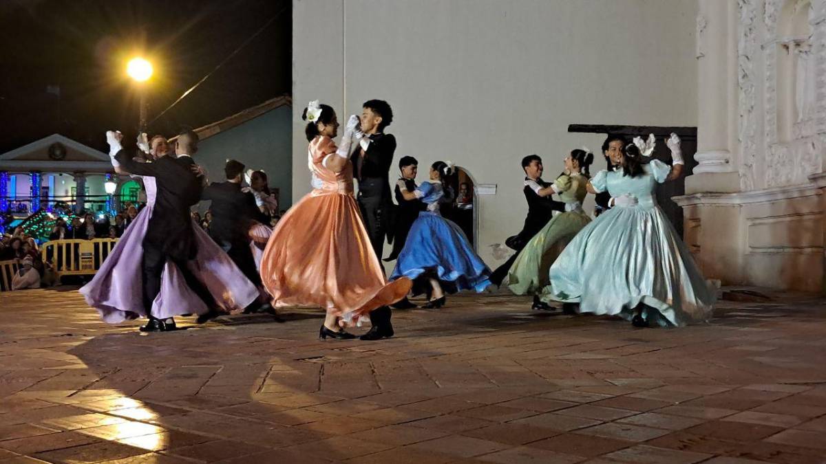Con danzas, globos y fuegos artificiales, así recibió Comayagua el 2026