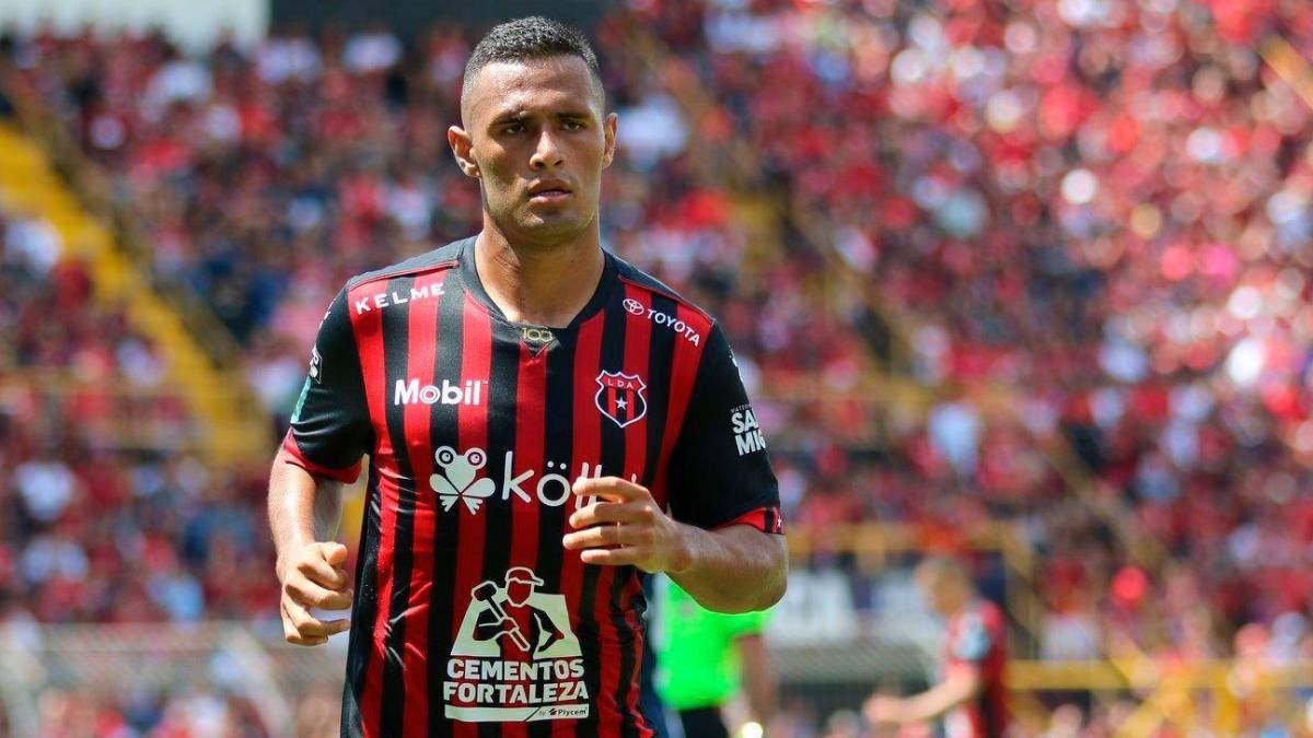 16- Alexander López: Mediocampista hondureño que milita en la Liga Deportiva Alajuelense de Costa Rica y tiene un valor de 300 mil euros.