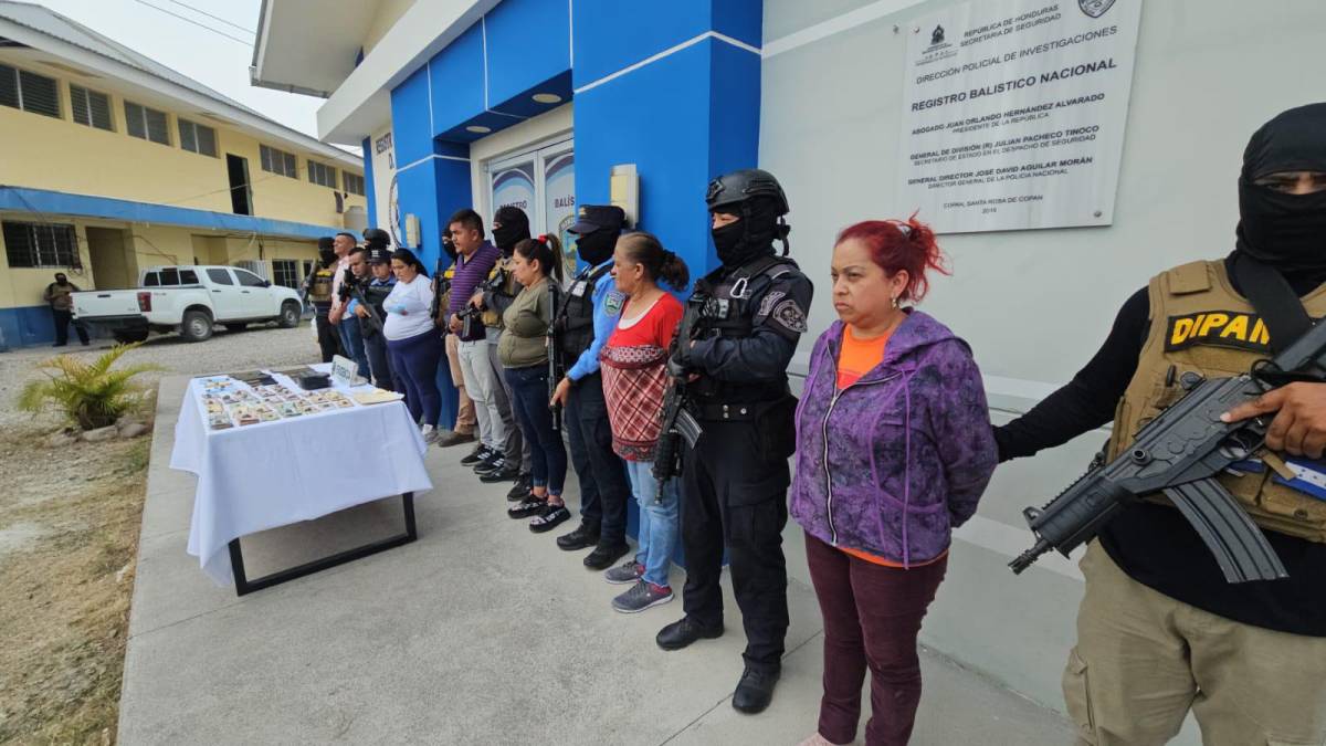 El sexto detenido en la operación es alias “La Carmen”, es miembro activo de la estructura criminal La Mafia. Es una colaboradora de la estructura teniendo la función de recibir transferencias electrónicas de manera ilícita a sus cuentas bancarias.