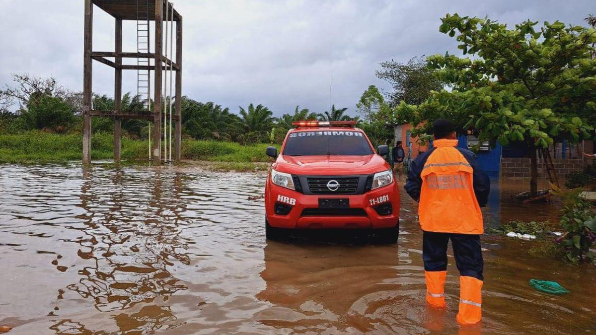 Colonias quedan inundadas por constantes lluvias en Cortés